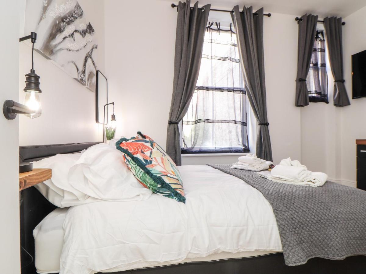 The Dynar Apartment Helston Bagian luar foto