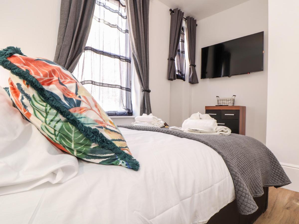 The Dynar Apartment Helston Bagian luar foto